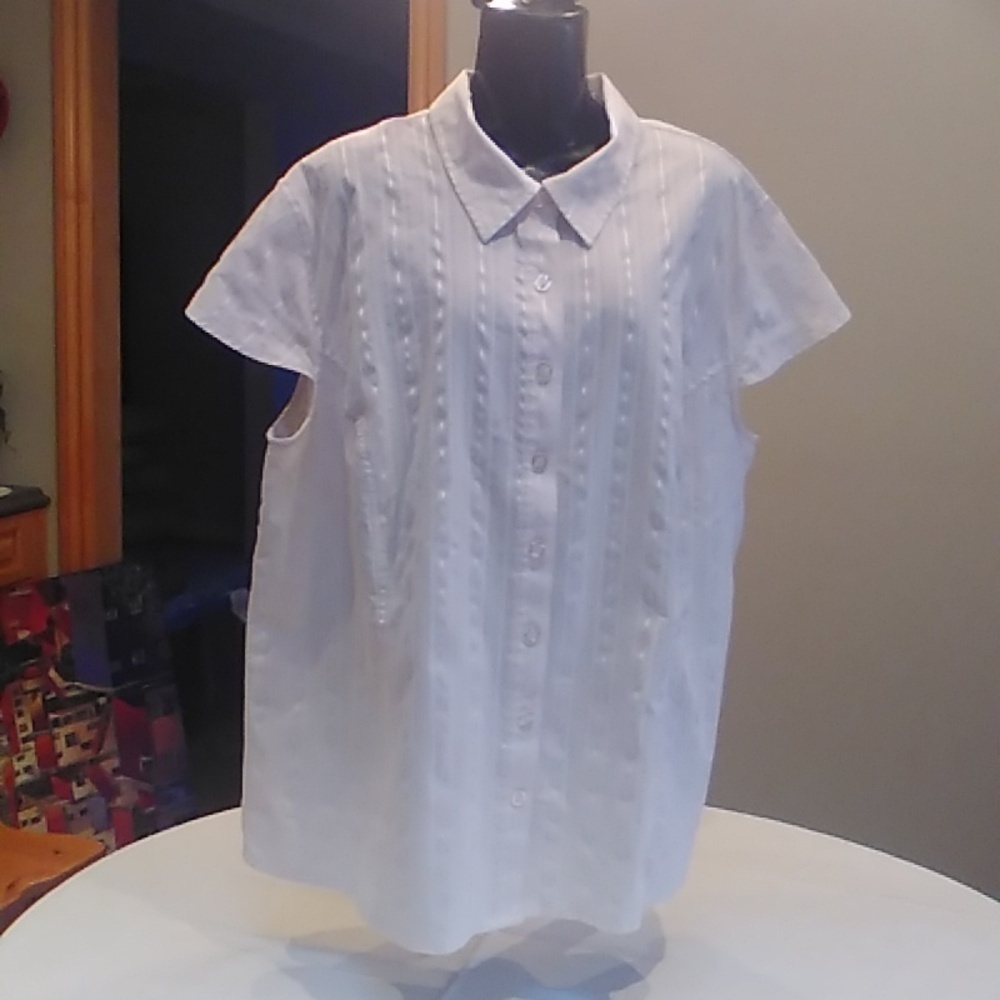 2/25 White Button Up Blouse with Cap Sleeves EUC Tie detail on Back